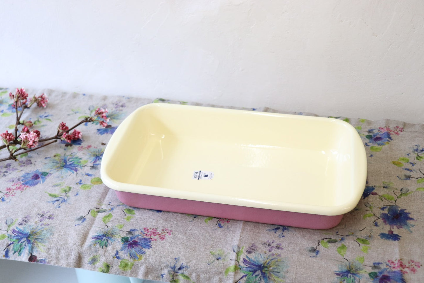 <img src="emaille-auflaufform-rosa-riess-emaille-03.jpg" alt="rosa emaille auflaufform von riess emaille">