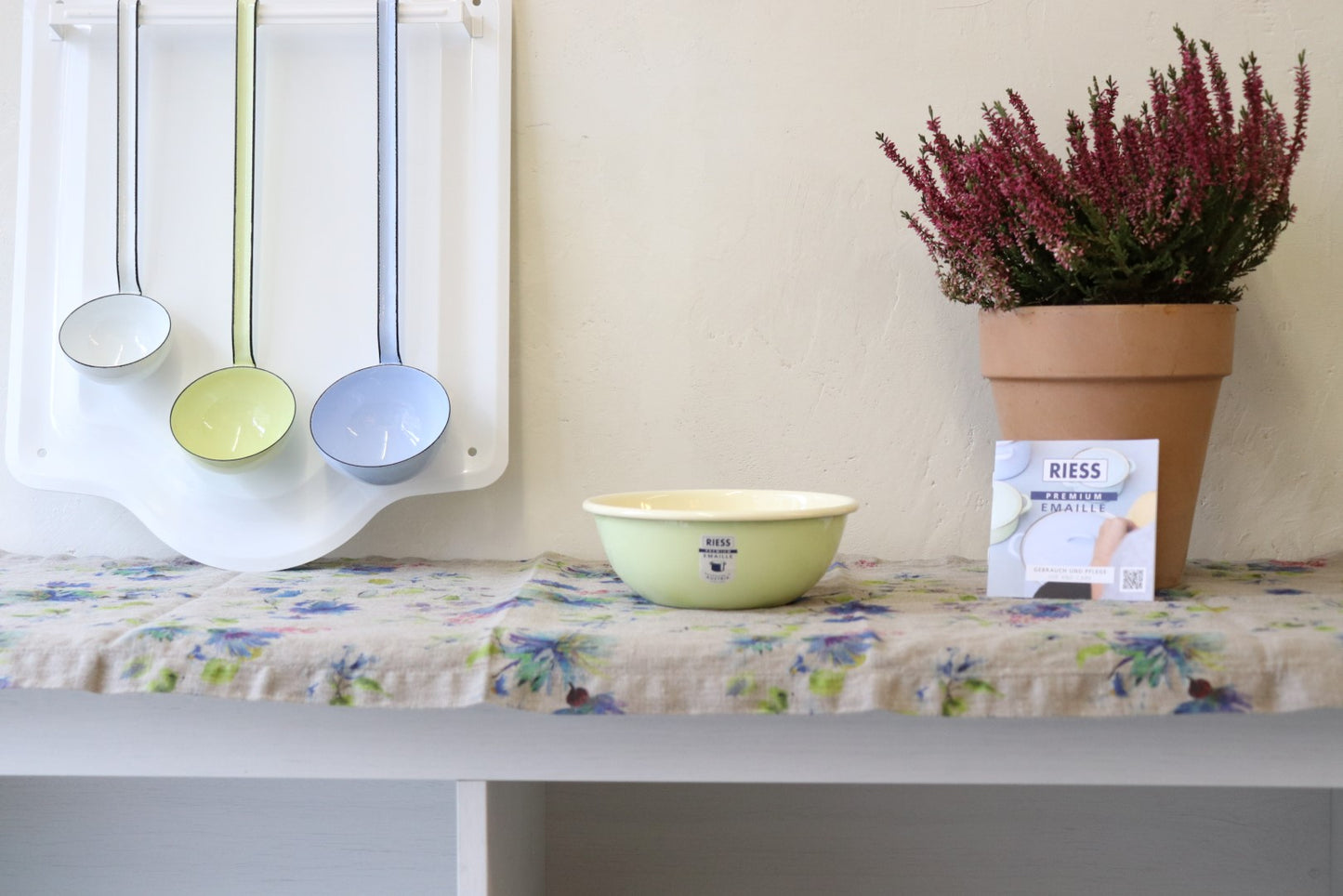 <img src="emaille-kuechenschuessel-riess-emaille-mint-02.jpg" alt="mint emaille küchenschüssel von riess emaille">