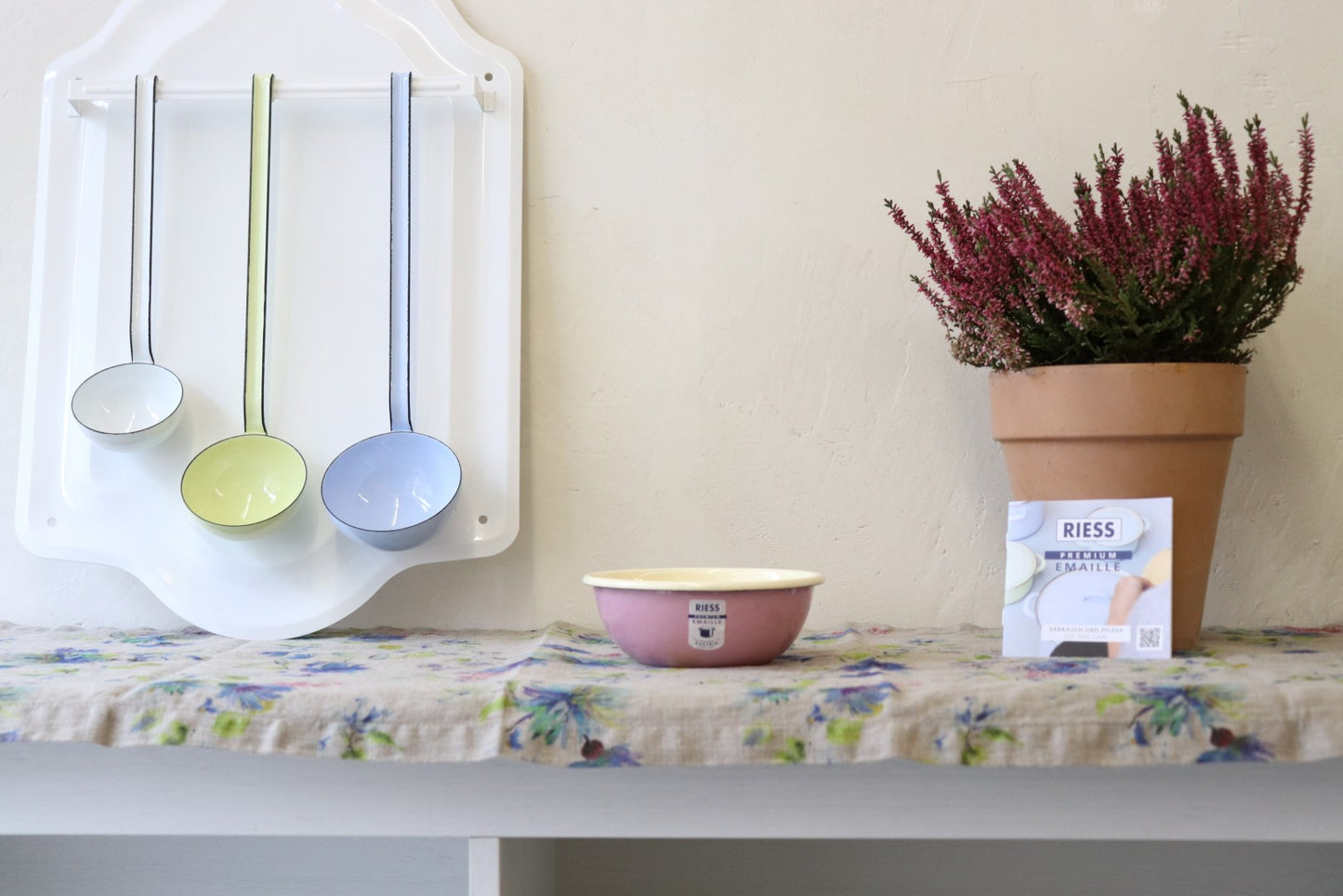 <img src="emaille-kuechenschuessel-riess-emaille-rosa-02.jpg" alt="rosa emaille küchenschüssel von riess emaille">