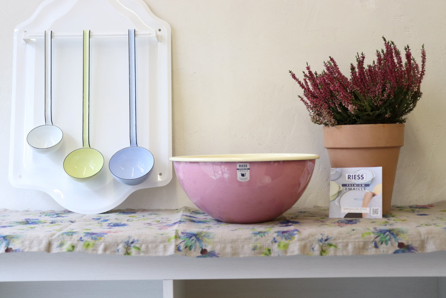 <img src="emaille-obstschuessel-riess-emaille-rosa-02.jpg" alt="rosa emaille salatschüssel von riess emaille">