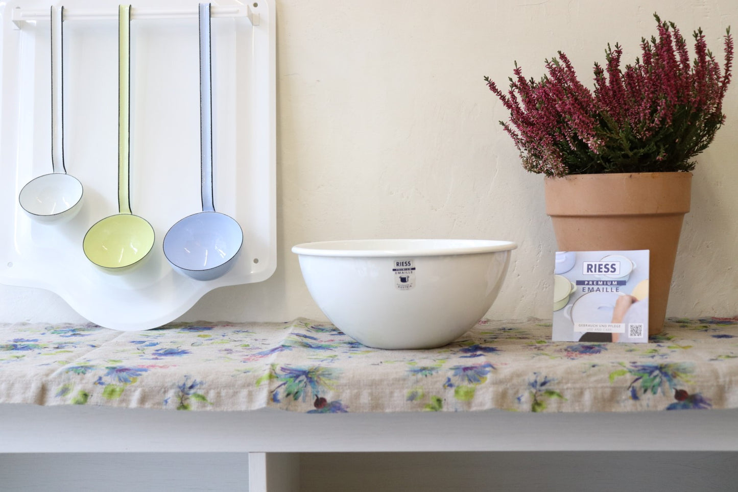 <img src="emaille-obstschuessel-riess-emaille-weiss-02.jpg" alt="weiße emaille salatschüssel von riess emaille">