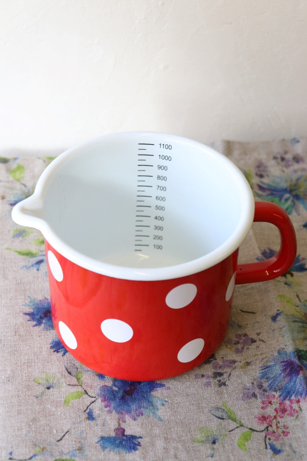 <img src="muender-emaille-messbecher-rot-weisse-tupfen-06.jpg" alt="Emaille Messbecher Münder Email rot mit weißen Tupfen">