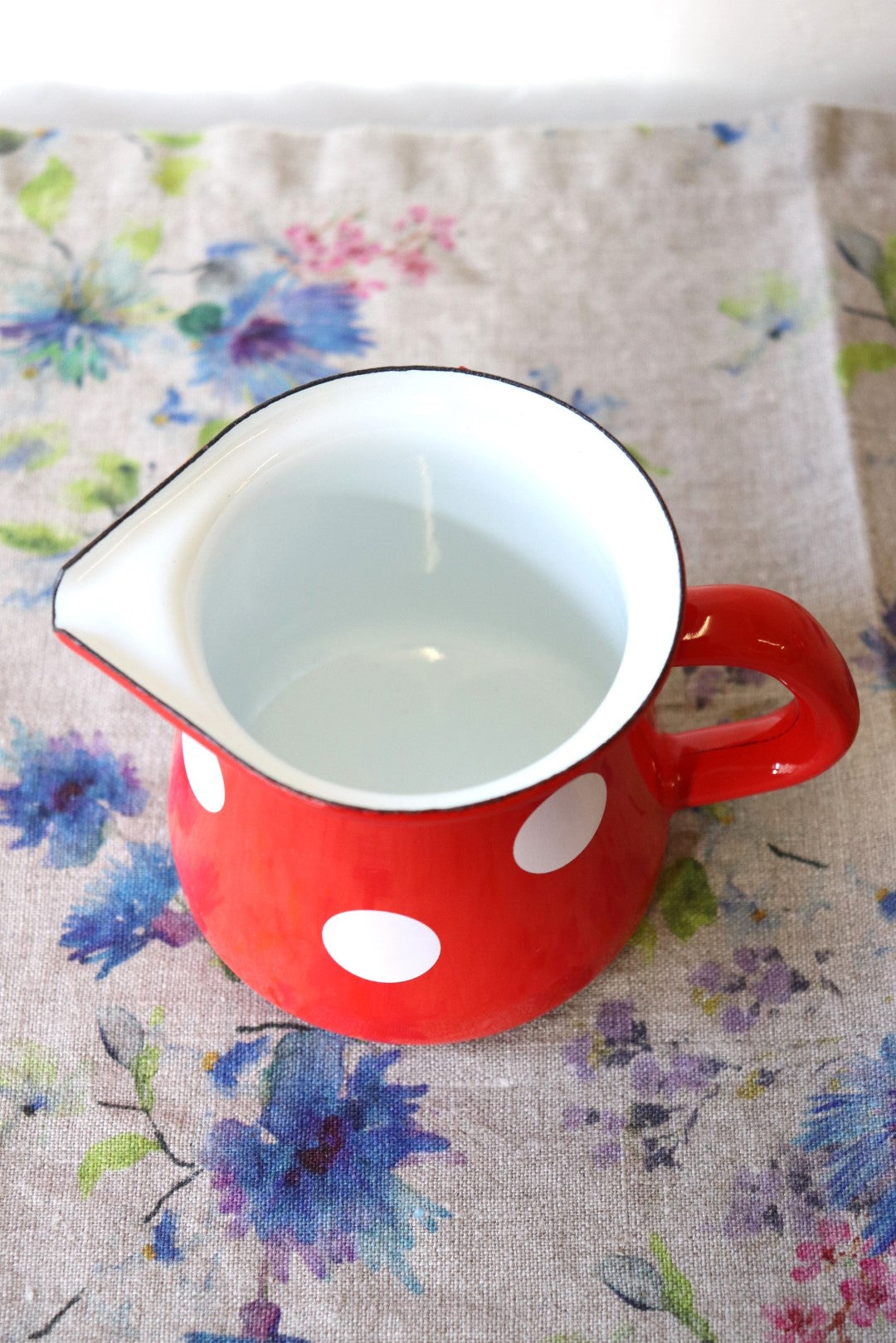 <img src="muender-emaille-milchkanne-rot-weisse-tupfen-06.jpg" alt="Emaille Milchkännchen Münder Email rot mit weißen Tupfen">