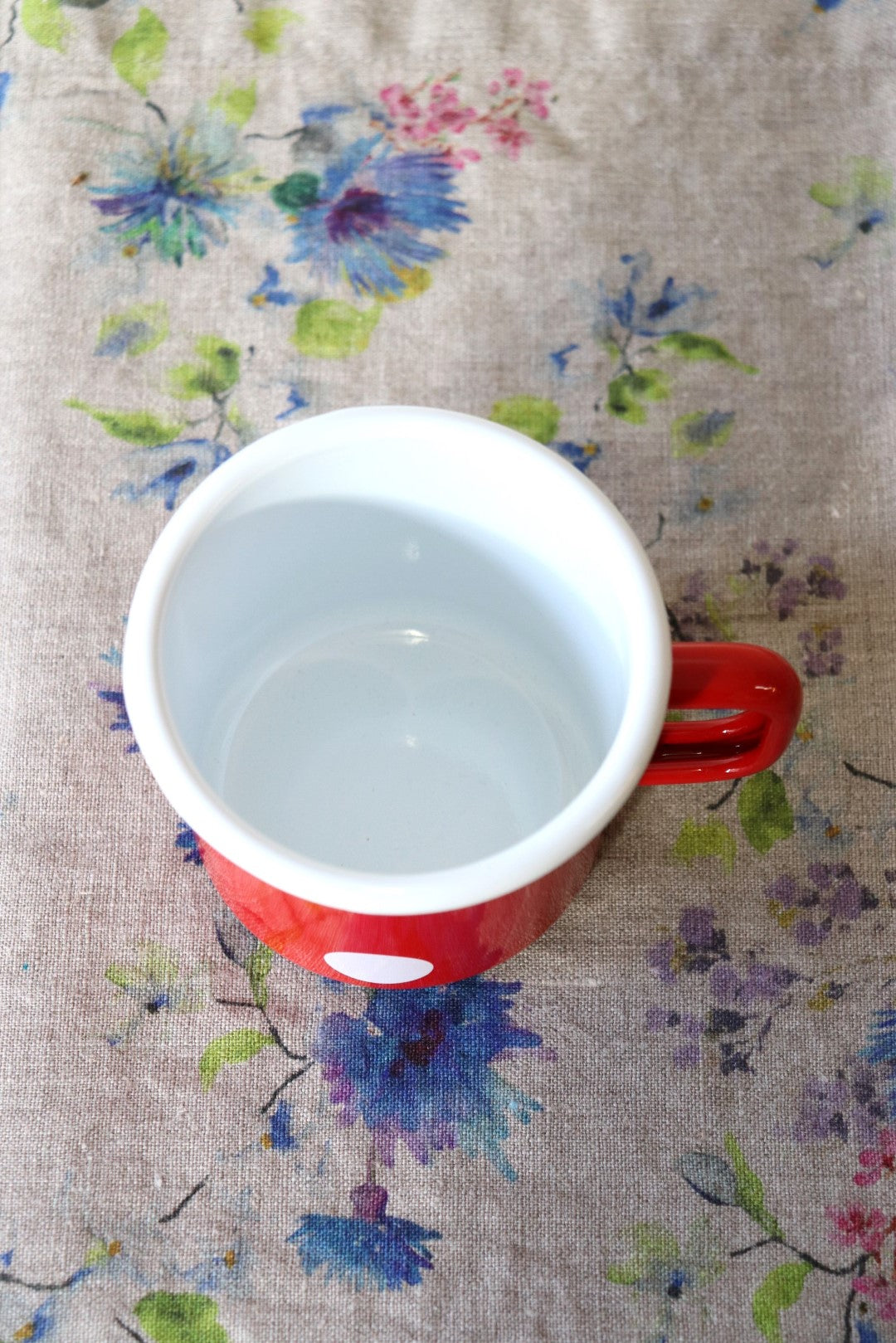 <img src="muender-emaille-tasse-rot-weisse-tupfen-05.jpg" alt="Emaille Tasse Münder Email rot mit weißen Tupfen">