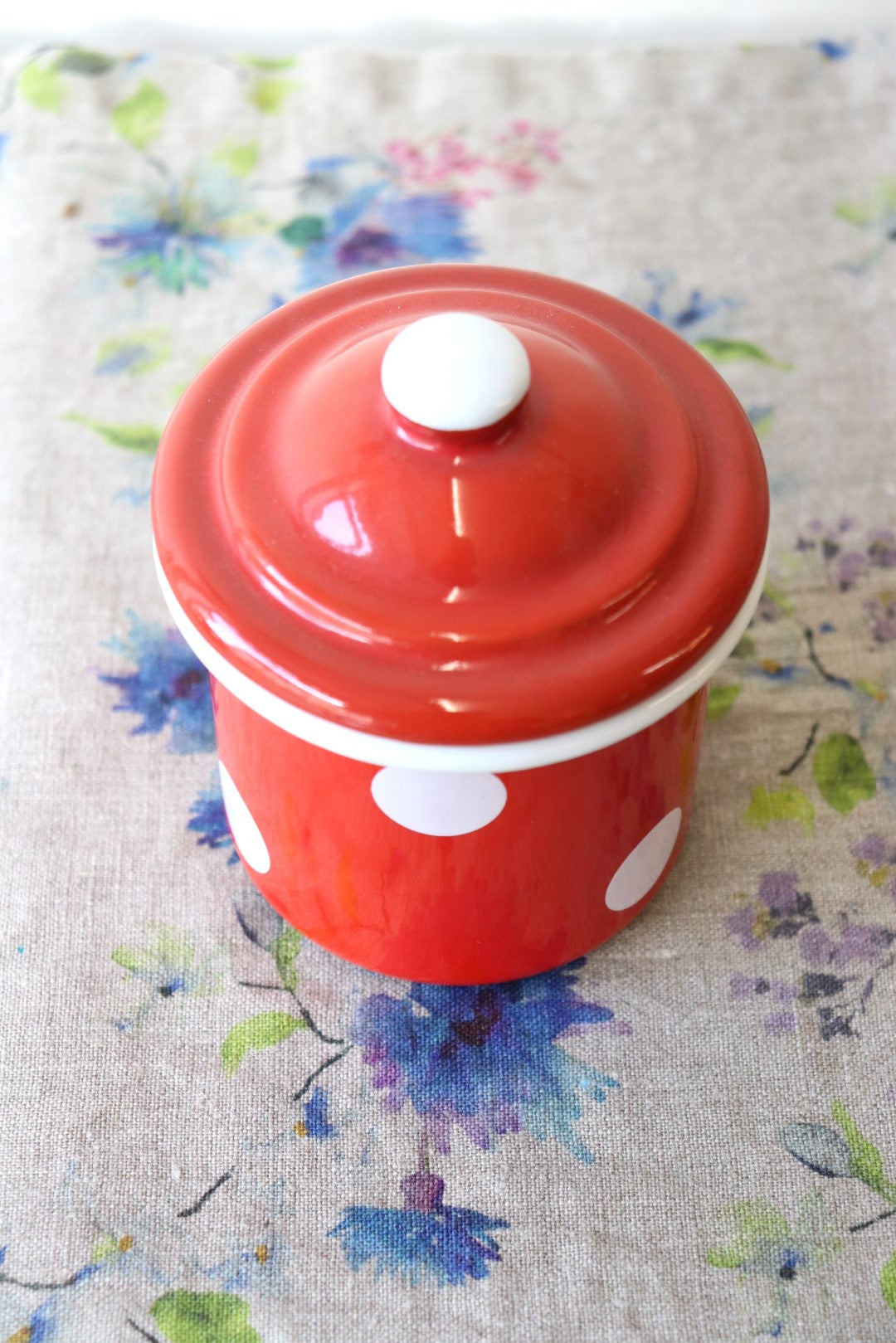 <img src="muender-emaille-zuckerdose-rot-weisse-tupfen-08.jpg" alt="Emaille Zuckerdose Münder Email rot mit weißen Tupfen">