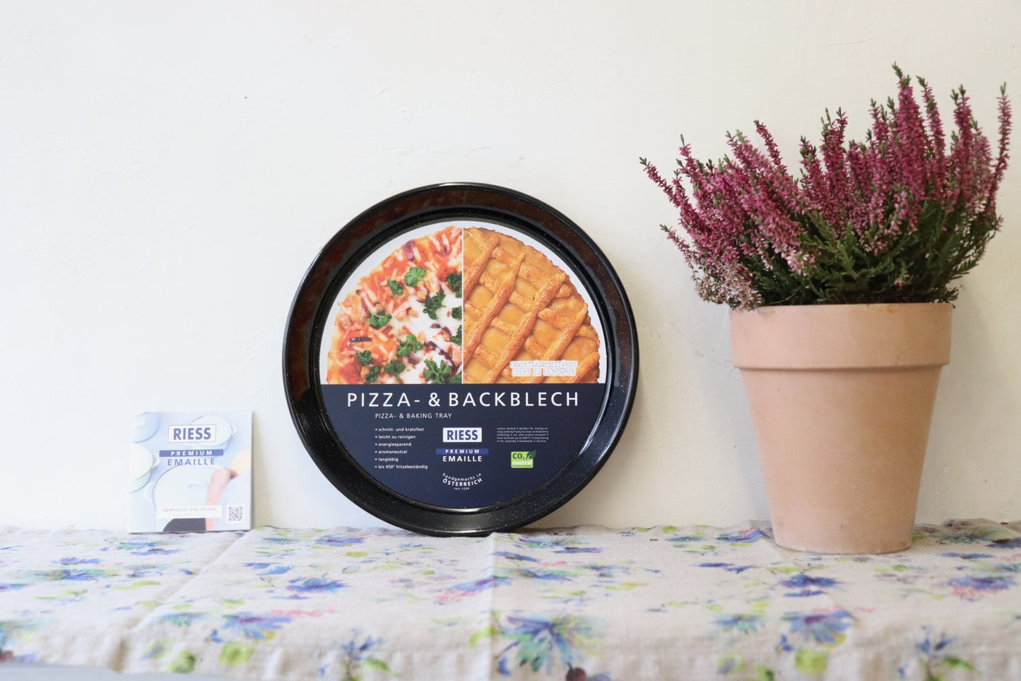 <img src="pizza-backblech-riess-emaille-01.jpg" alt="emaille pizzablech von riess emaille auf dekoriertem Hintergrund">