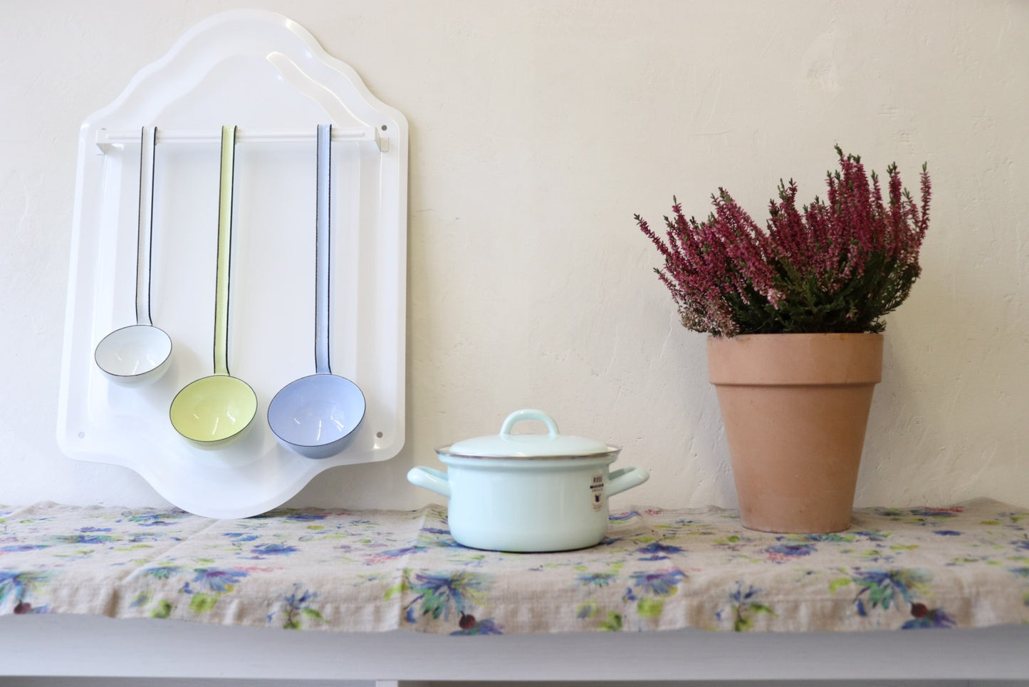 <img src="riess-emaille-kochtopf-kasserolle-tuerkispastell-06.jpg" alt="türkis emaille kasserolle von riess emaille">