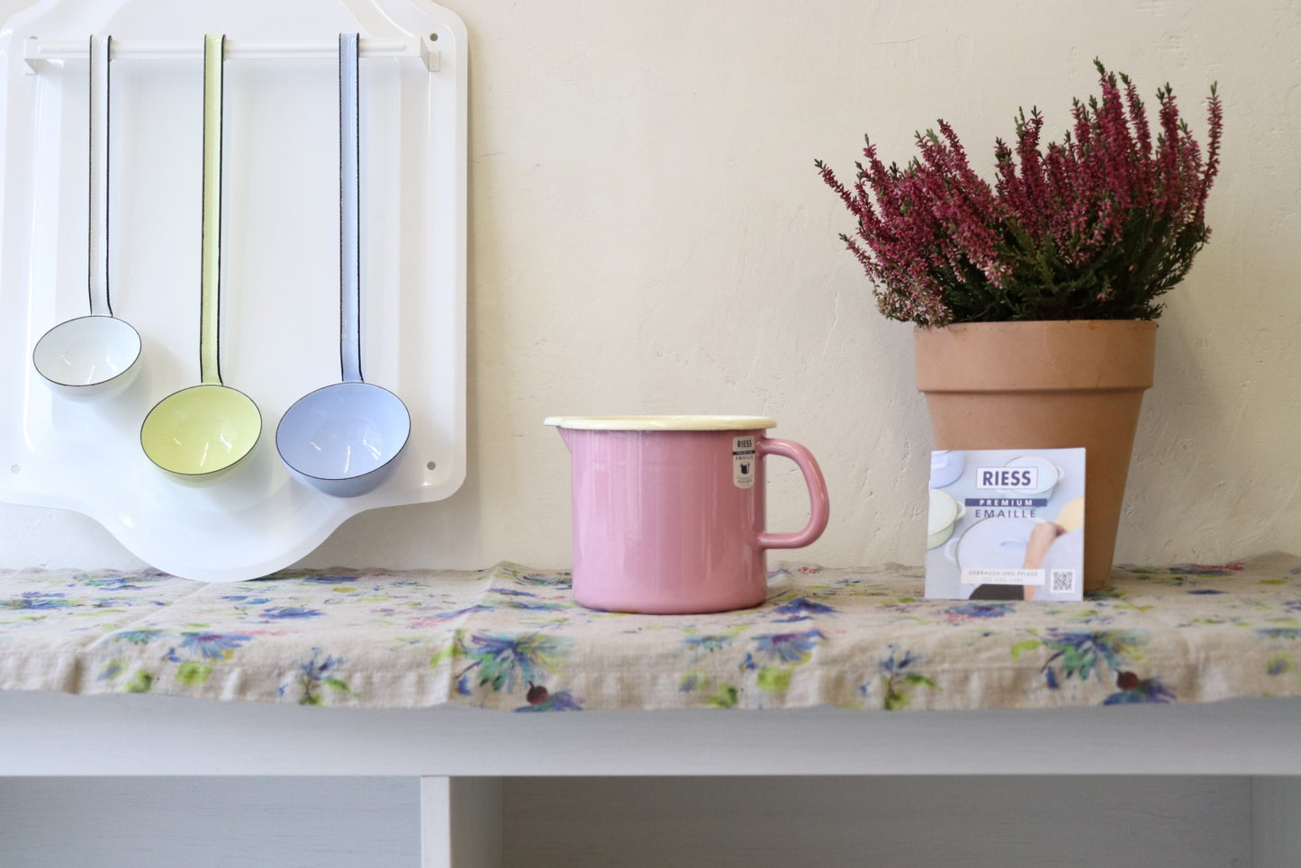 <img src="riess-emaille-schnabeltopf-rosa-06.jpg" alt="rosa emaille schnabeltopf von riess emaille">